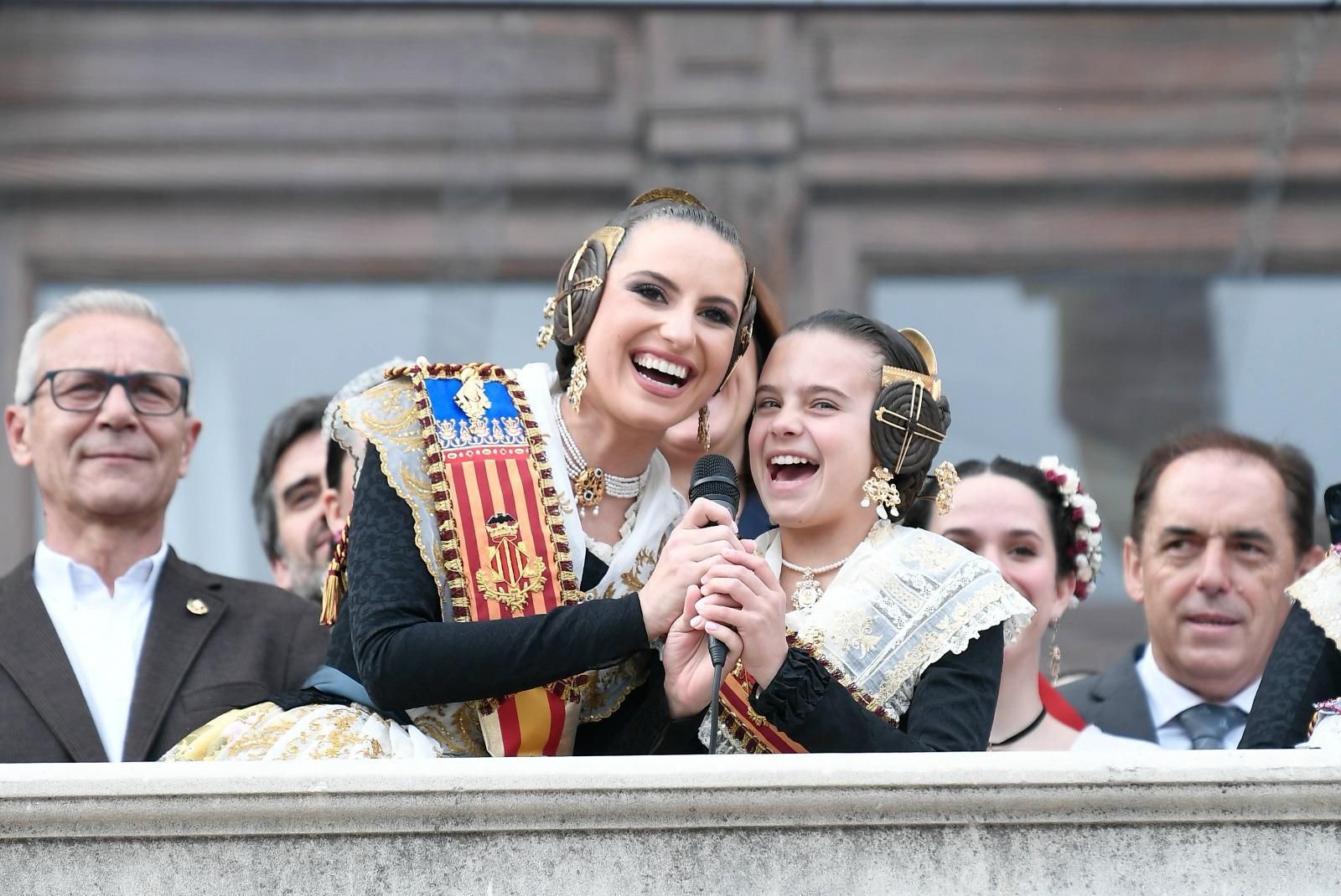 Les falleres majors de València donen inici a la mascletà