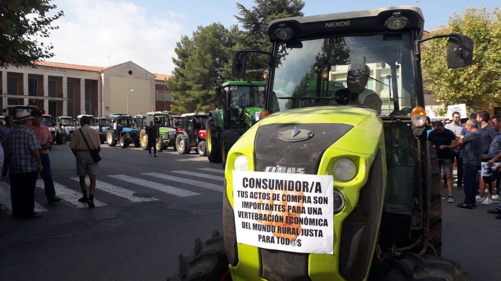 Els agricultors es concentren al ministeri per denunciar la situació del camp