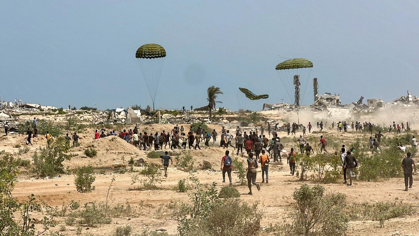 Un adolescent de quinze anys ha mort a Gaza després de ser colpejat per un dels palets d’ajuda humanitària