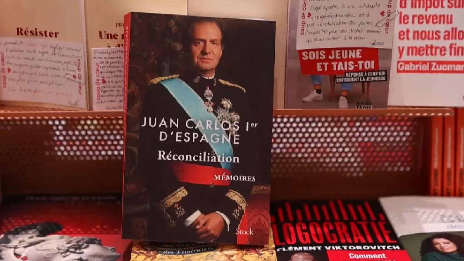 El llibre que conté les memòries del rei emèrit, que ha arribat a les llibreries franceses este dimecres