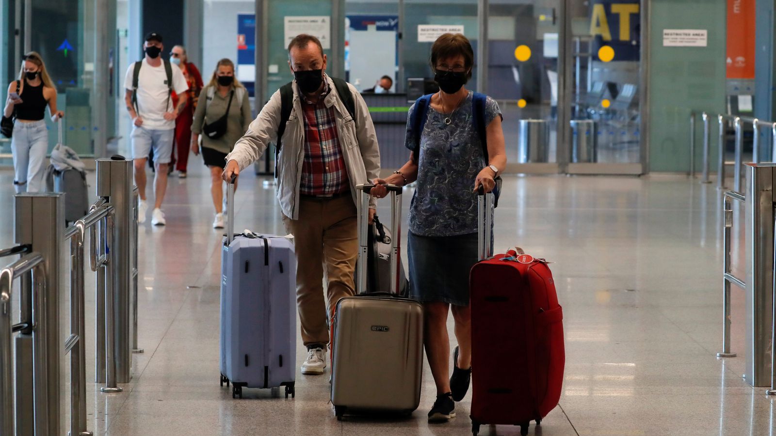 Dos turistes arriben a l'aeroport de Málaga en una imatge d'aquesta setmana