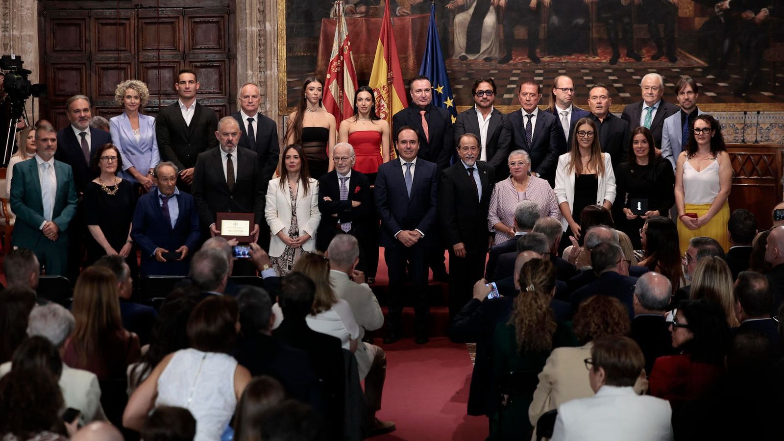 Els guardonats amb el cap del Consell, en finalitzar l'acte de lliurament de les distincions de la Generalitat