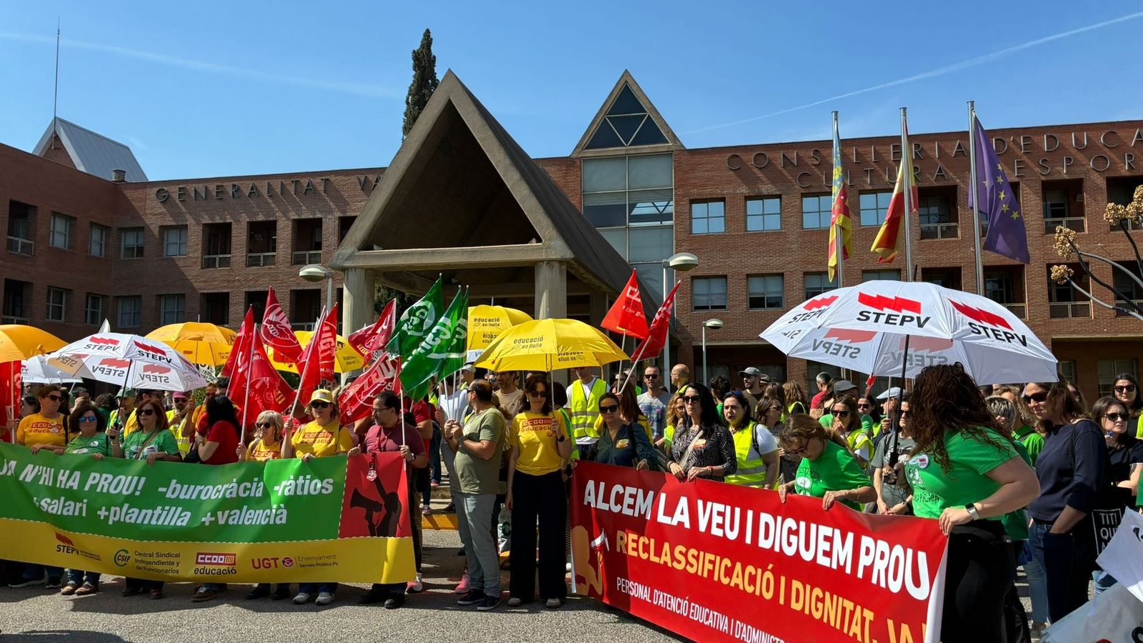 Protesta dels sindicats d'Educació abans de la reunió amb la consellera