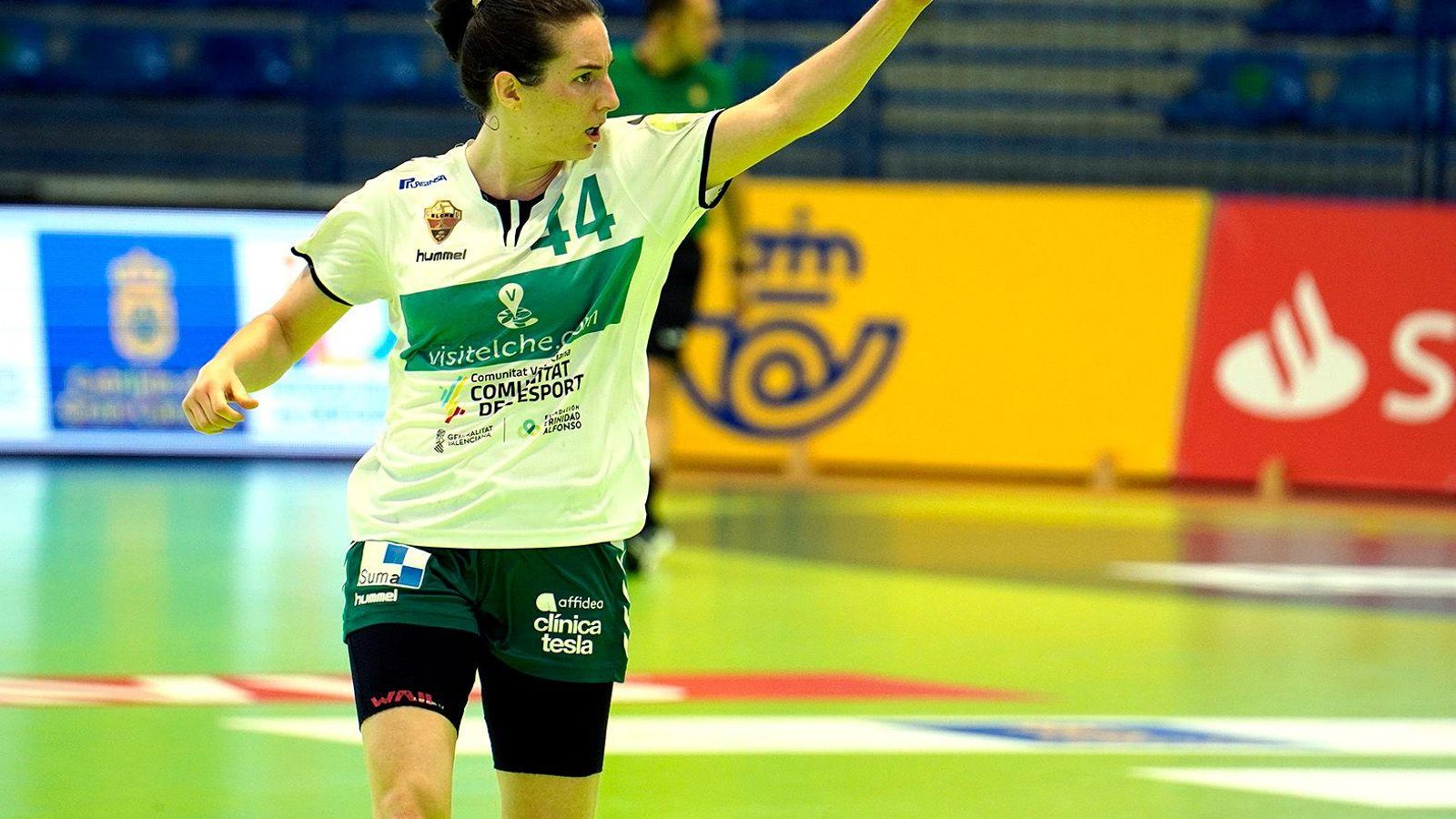 Una jugadora de l'Elx celebra la victòria
