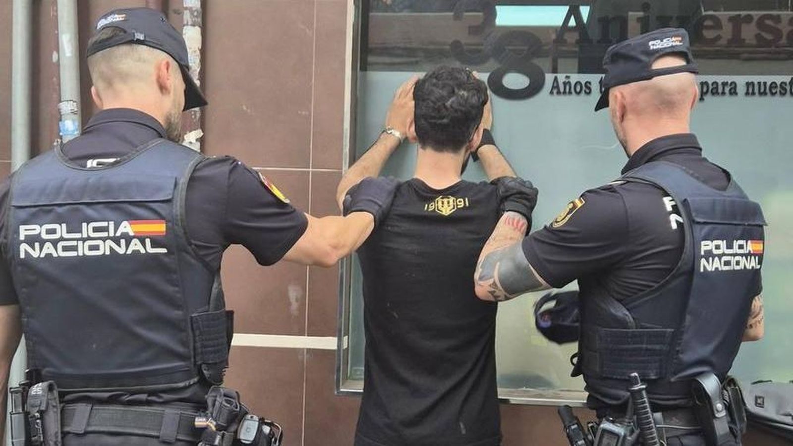 La Policia Nacional amb un dels detinguts en l'operatiu