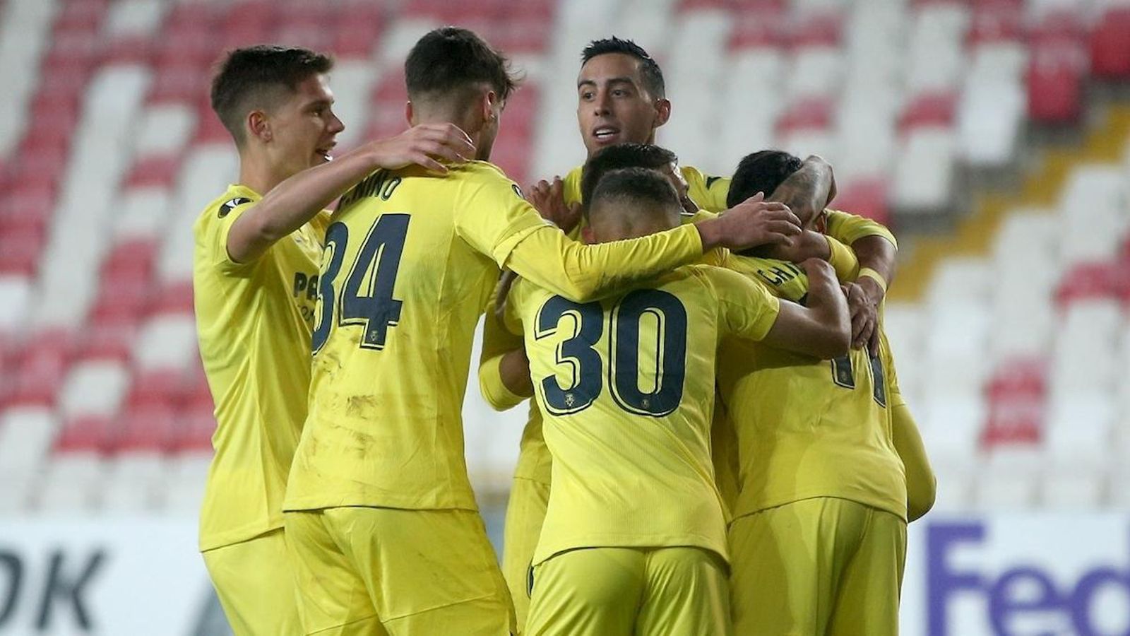 Els jugadors groguets celebren el gol de Samu