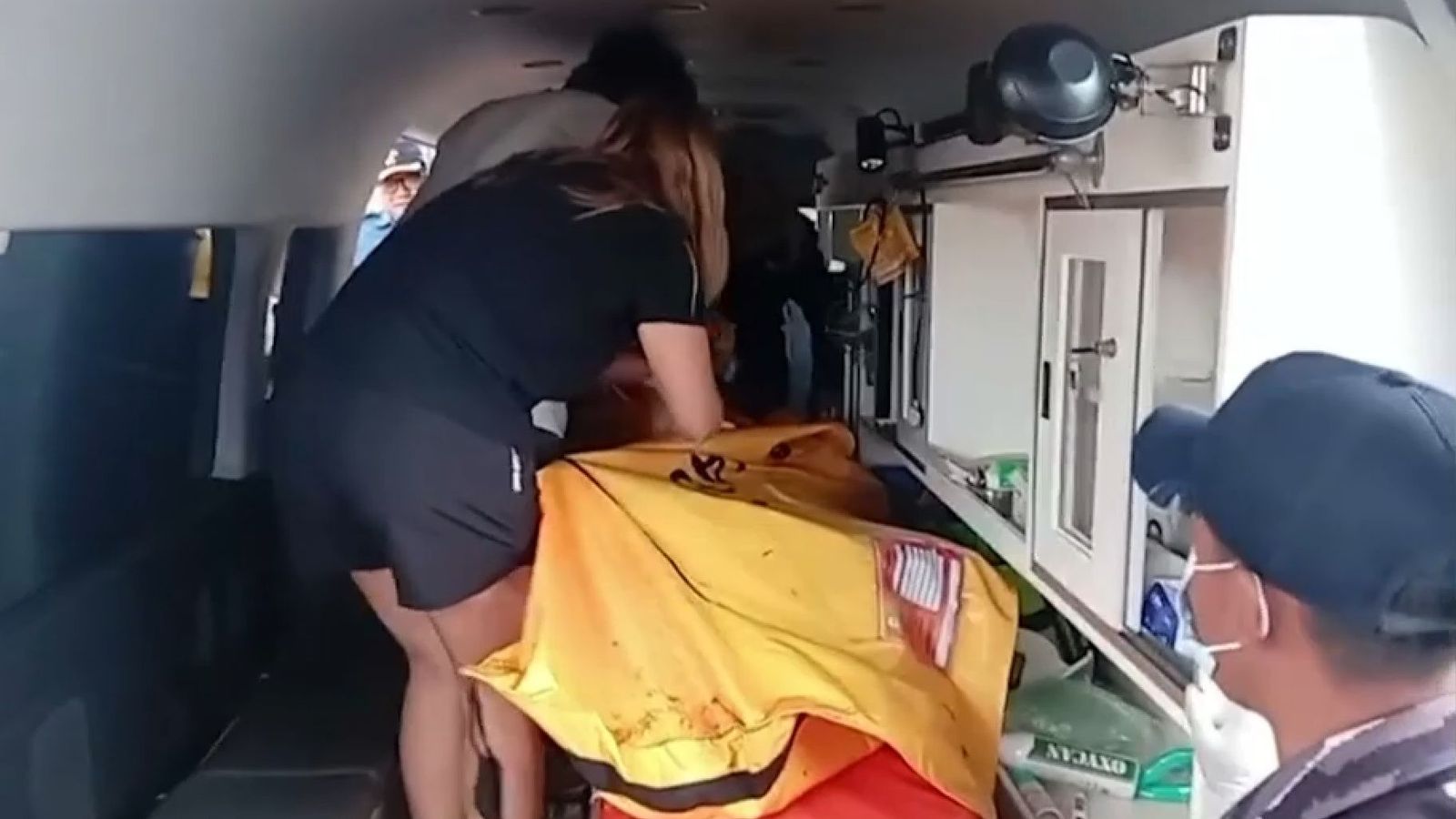 Els serveis de rescat, amb el cos de la xiqueta, una vegada recuperat de l'aigua