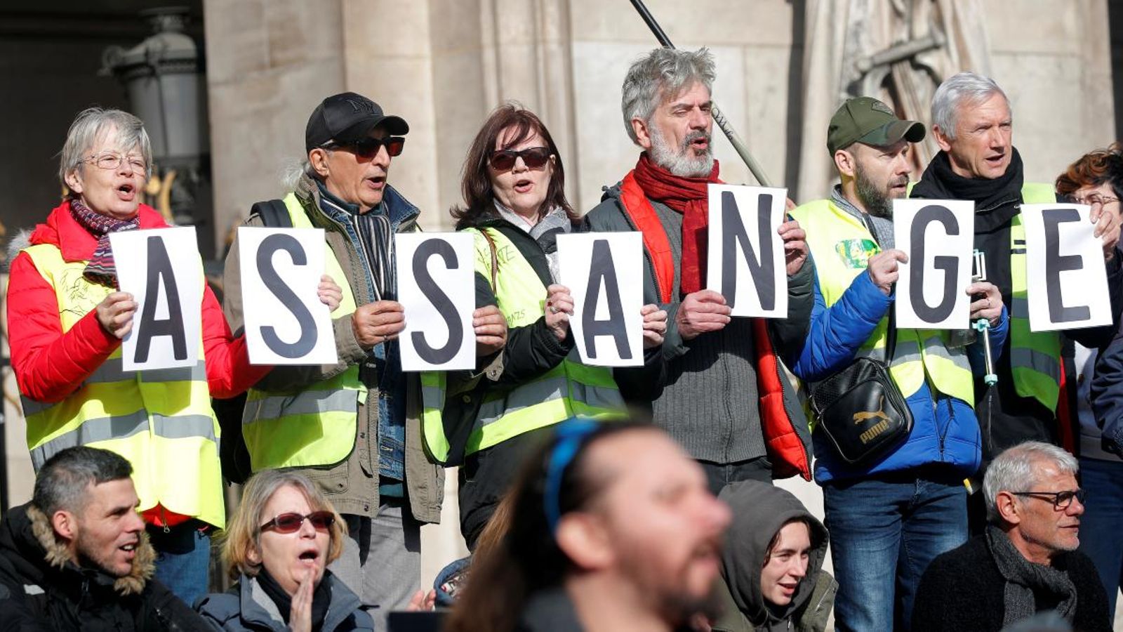 Un grup de manifestants demanen la llibertat d’Assange aquest dilluns a París