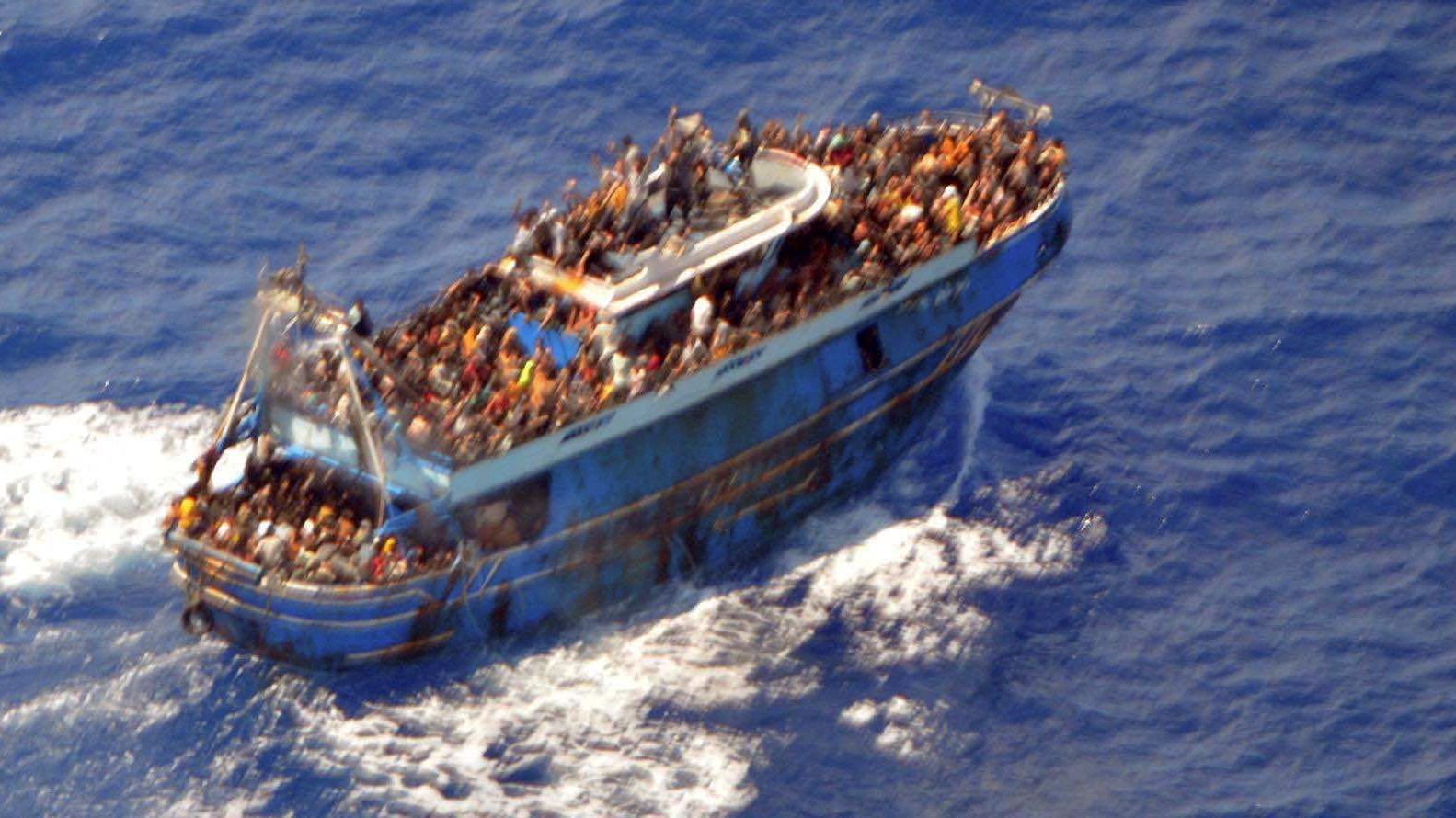 Migrants en el sostre de l'embarcació demanen ajuda poc abans del naufragi