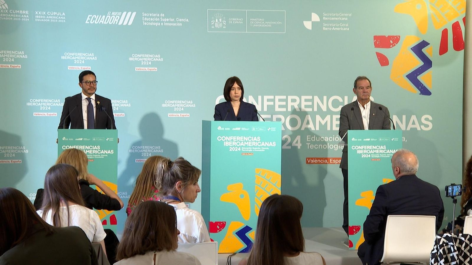 La ministra de Ciència, Innovació i Universitats, Diana Morant, el secretari d'Educació Superior, Ciència de l'Equador, Cèsar August Vásquez; i secretari General Iberoamericà, Andrés Allamand, després de Conferència Iberoamericana d'Educació Superior