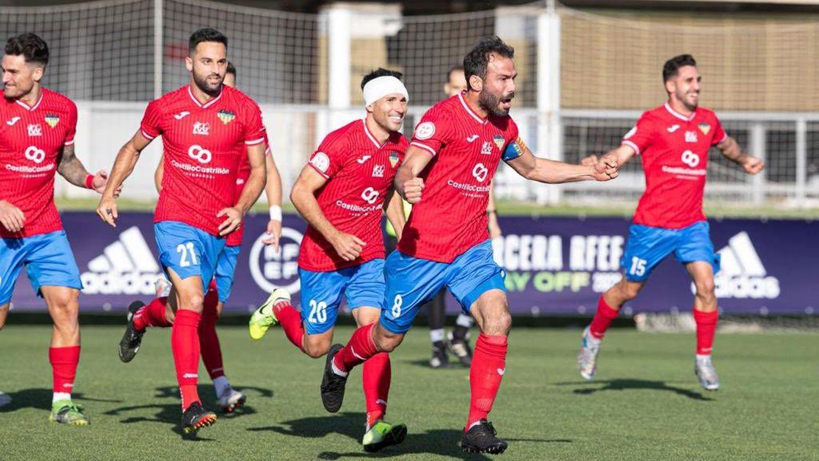 Els jugadors de l'Atlètic Saguntí celebren un dels gols