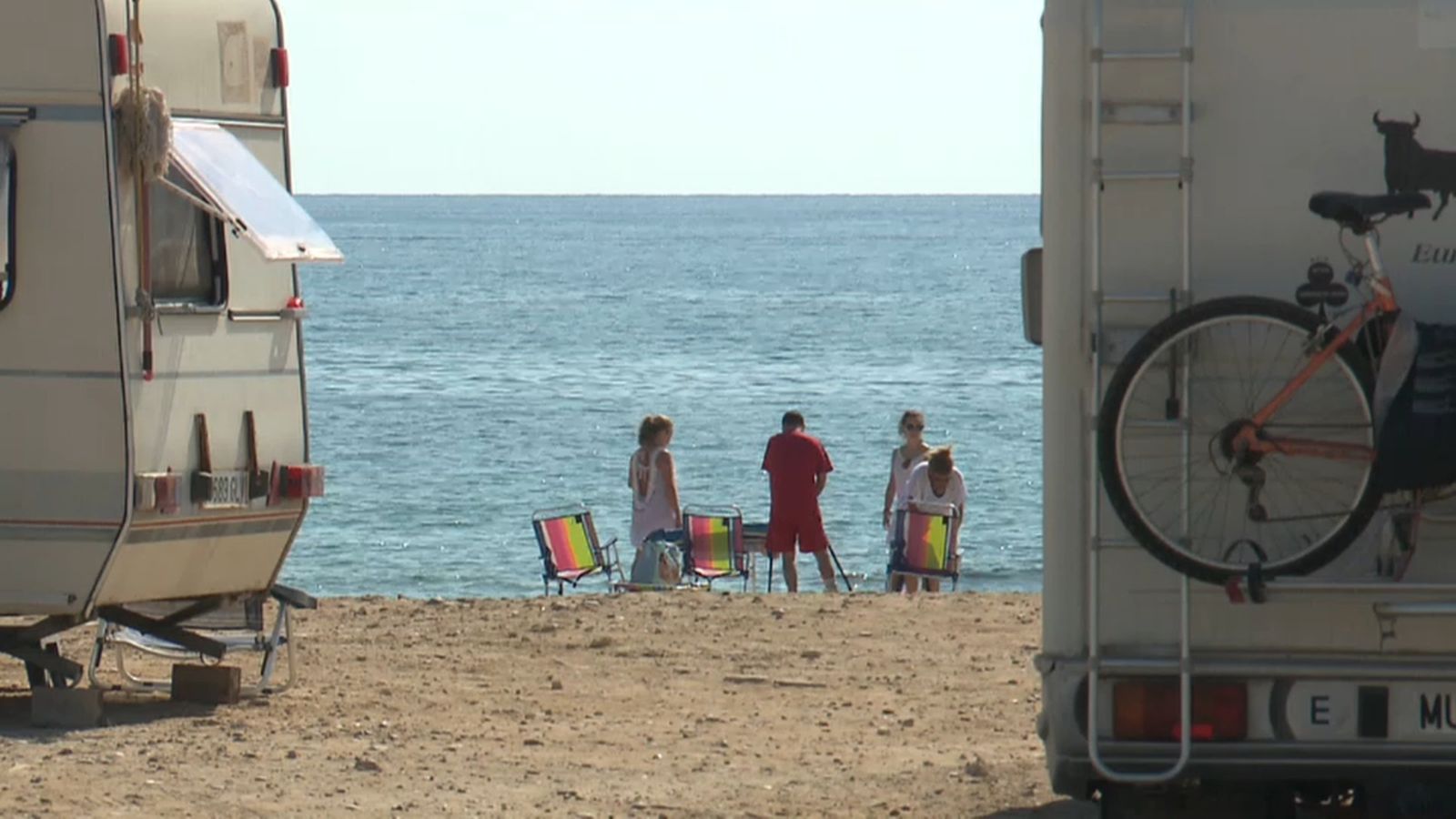 La Policia Local els ha informat per escrit que havien d’abandonar la platja