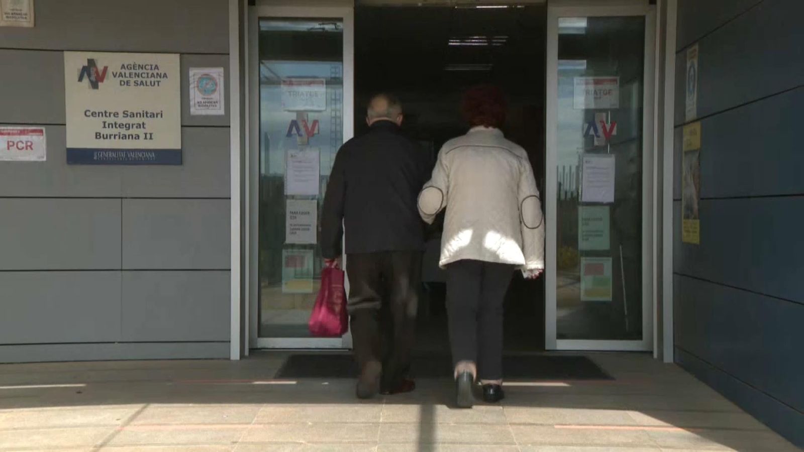 Una parella accedeix al centre de salut de Borriana en una imatge d'aquesta setmana