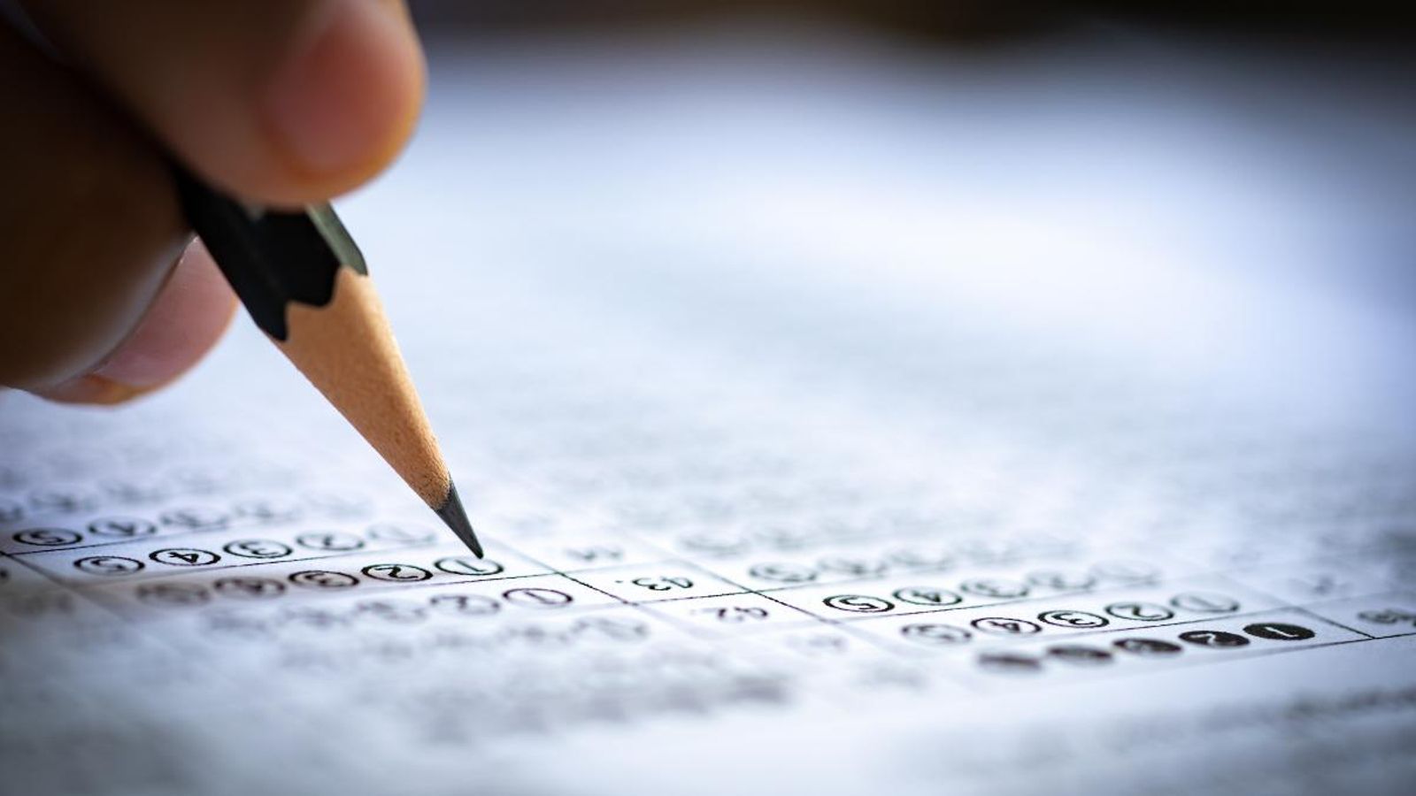 Una persona omplint el formulari d'un examen