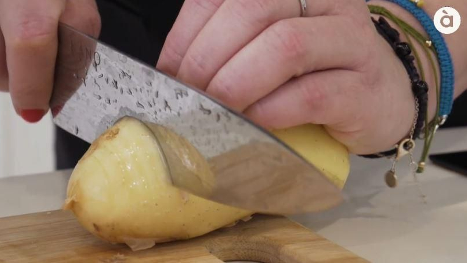 Tallant una creïlla per a cuinar-la al forn en forma de llibre