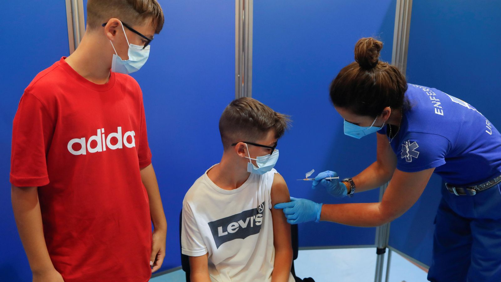 Vacunació a un xiquet de 13 anys a Ronda