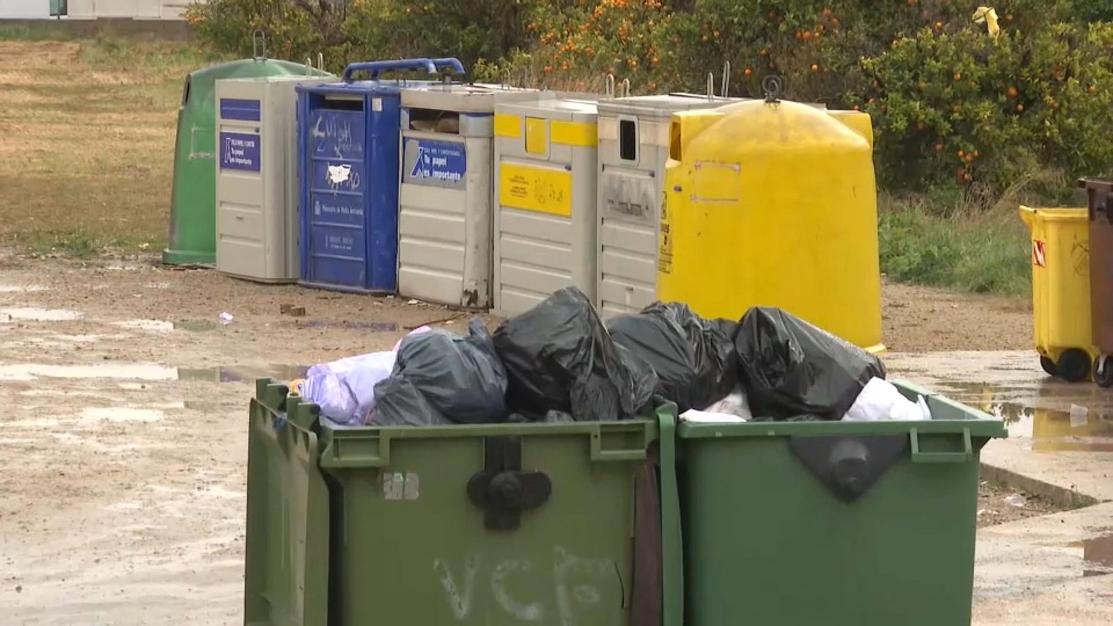 El fem s'acumulava aquest dimarts en alguns contenidors de la Ribera Alta, on la vaga dels treballadors de la recollida segueix de manera indefinida