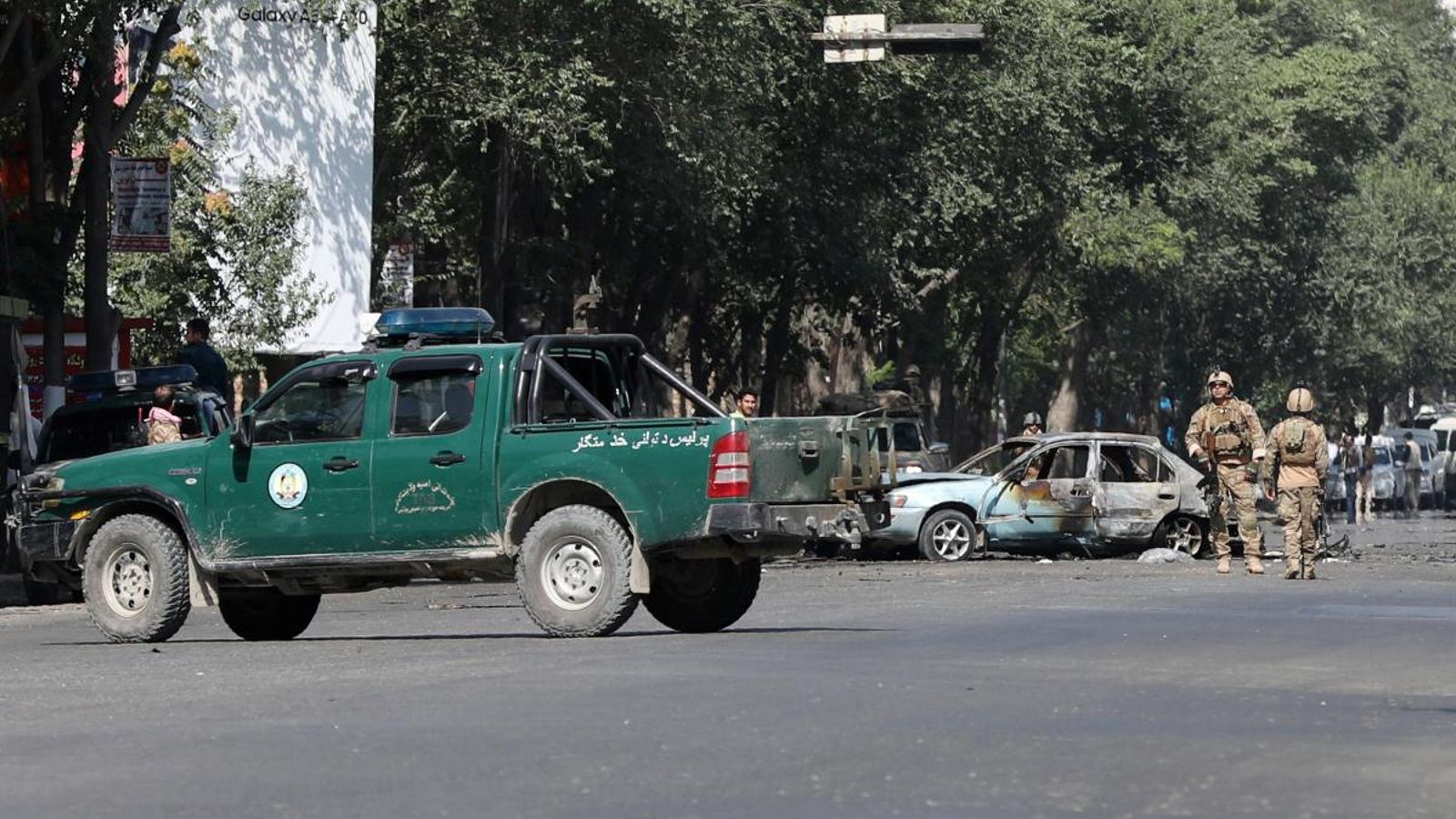 Membres de les forces de seguretat afgana inspeccionen el lloc dels fets