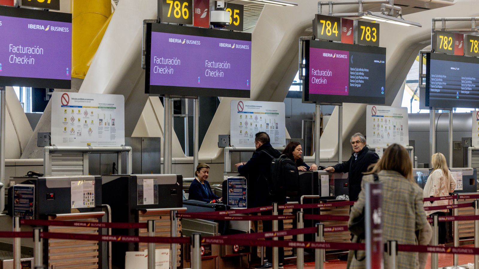 Mostrador de facturació d’Iberia a l’aeroport Adolfo Suárez Madrid-Barajas