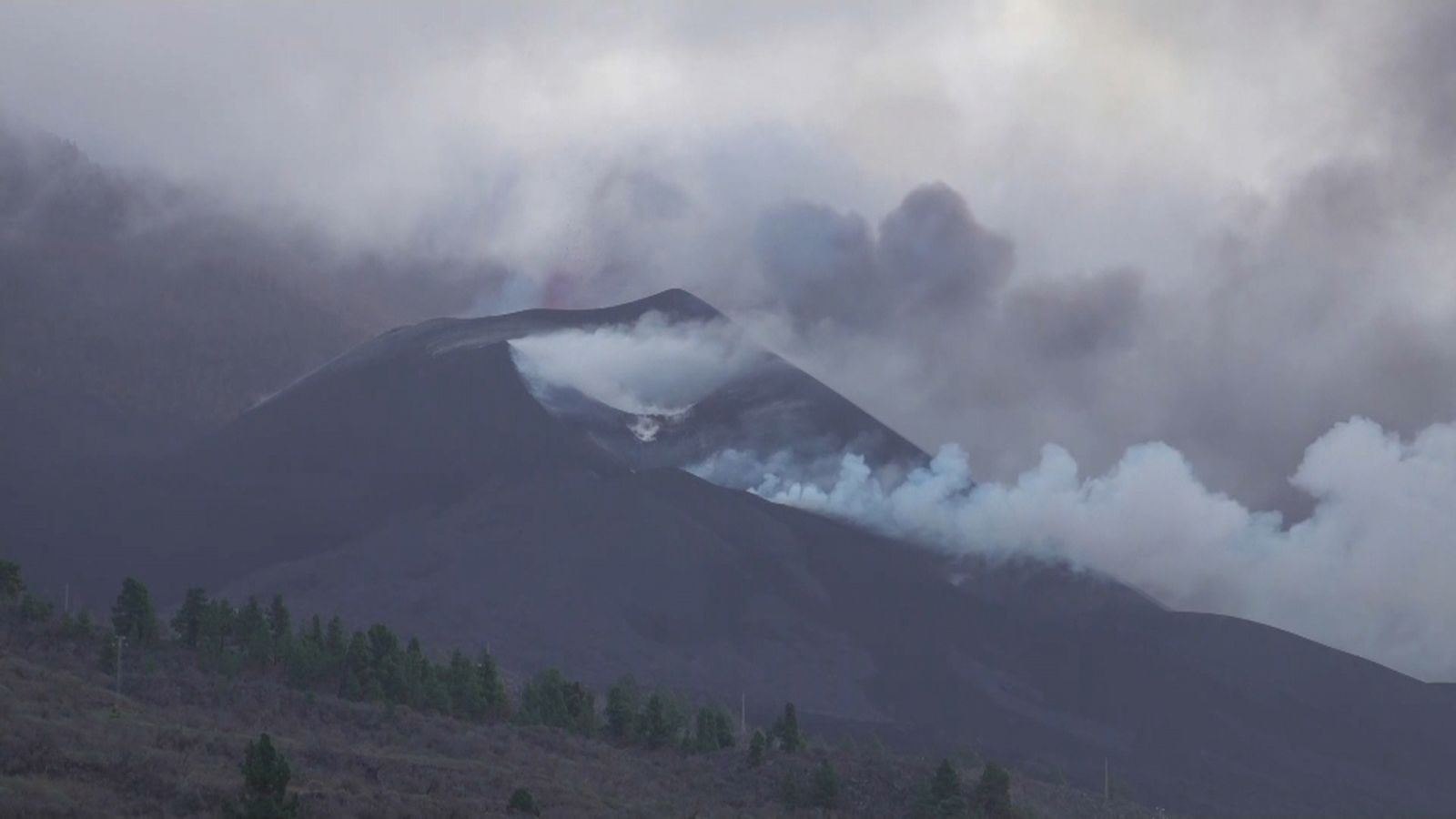 El Cumbre Vieja inicia la huitena setmana d'activitat