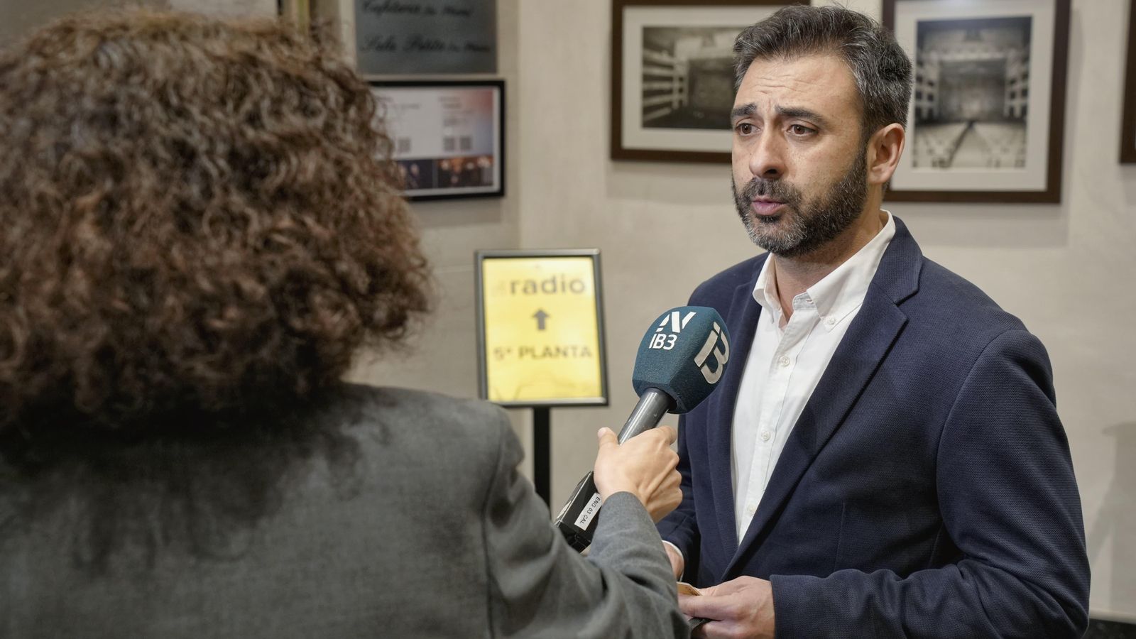 El director d'informatius d'À Punt, Ivan Esteve, fent declaracions a IB3