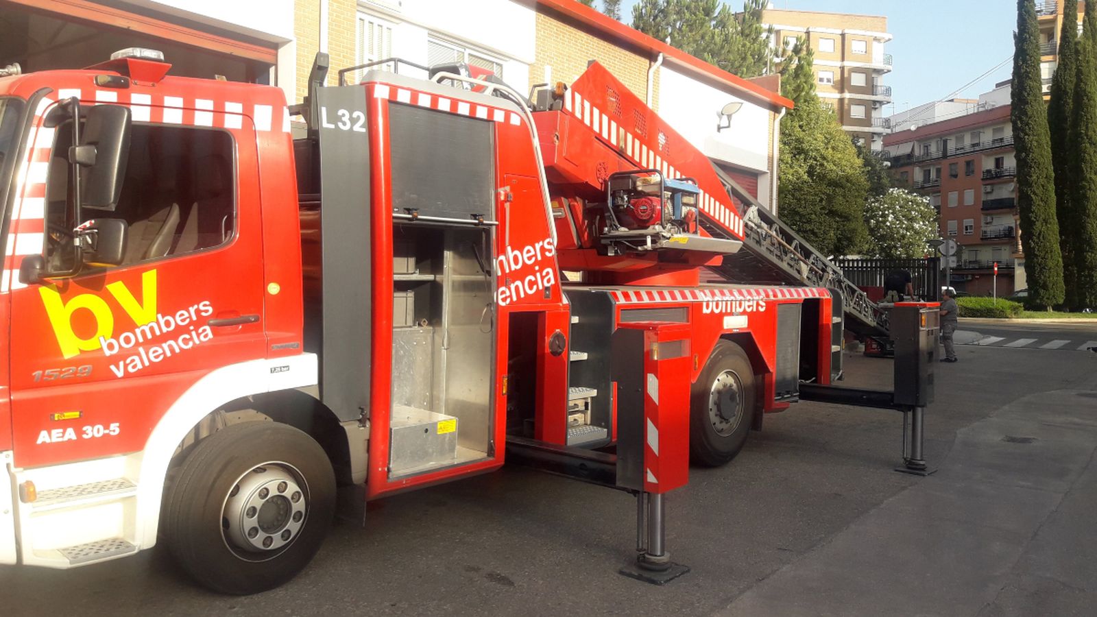 Un incendi en una vivenda de València deixa quatre ferits, entre ells un nadó i dos menors