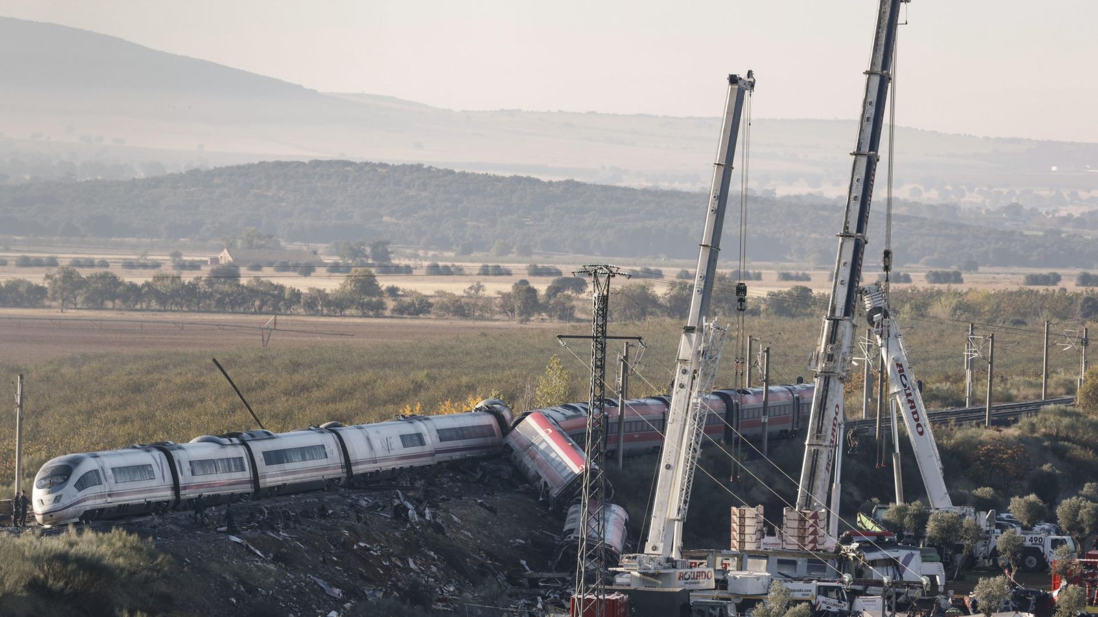 Treballs en el lloc de l'accident ferroviari d'Urda (Toledo)