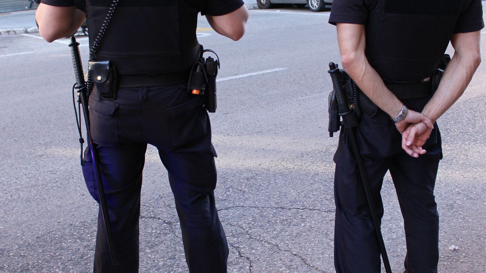 La Policia Nacional va ajudar a la dona a eixir de forma segura de l'edifici