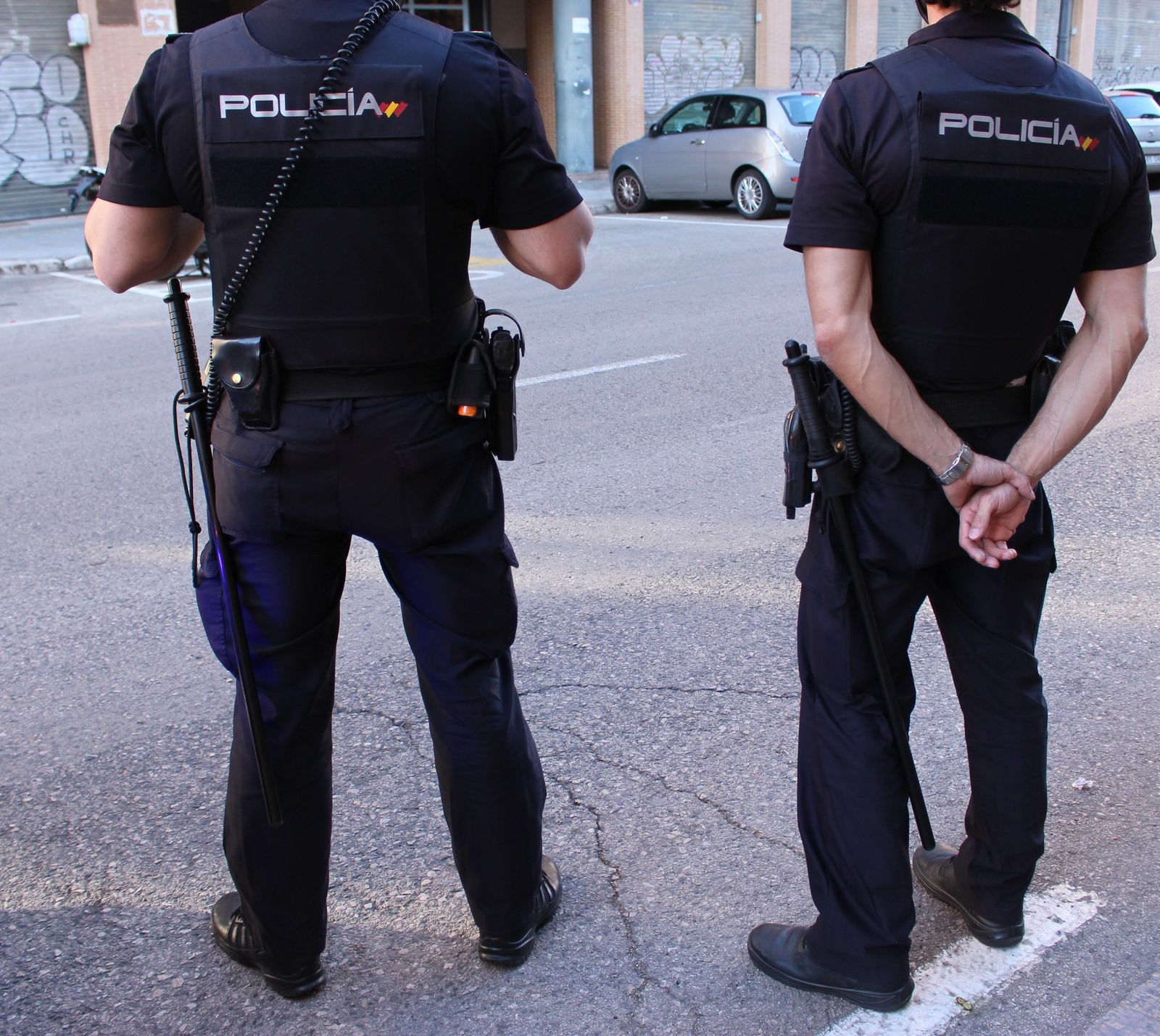 La Policia Nacional va ajudar a la dona a eixir de forma segura de l'edifici