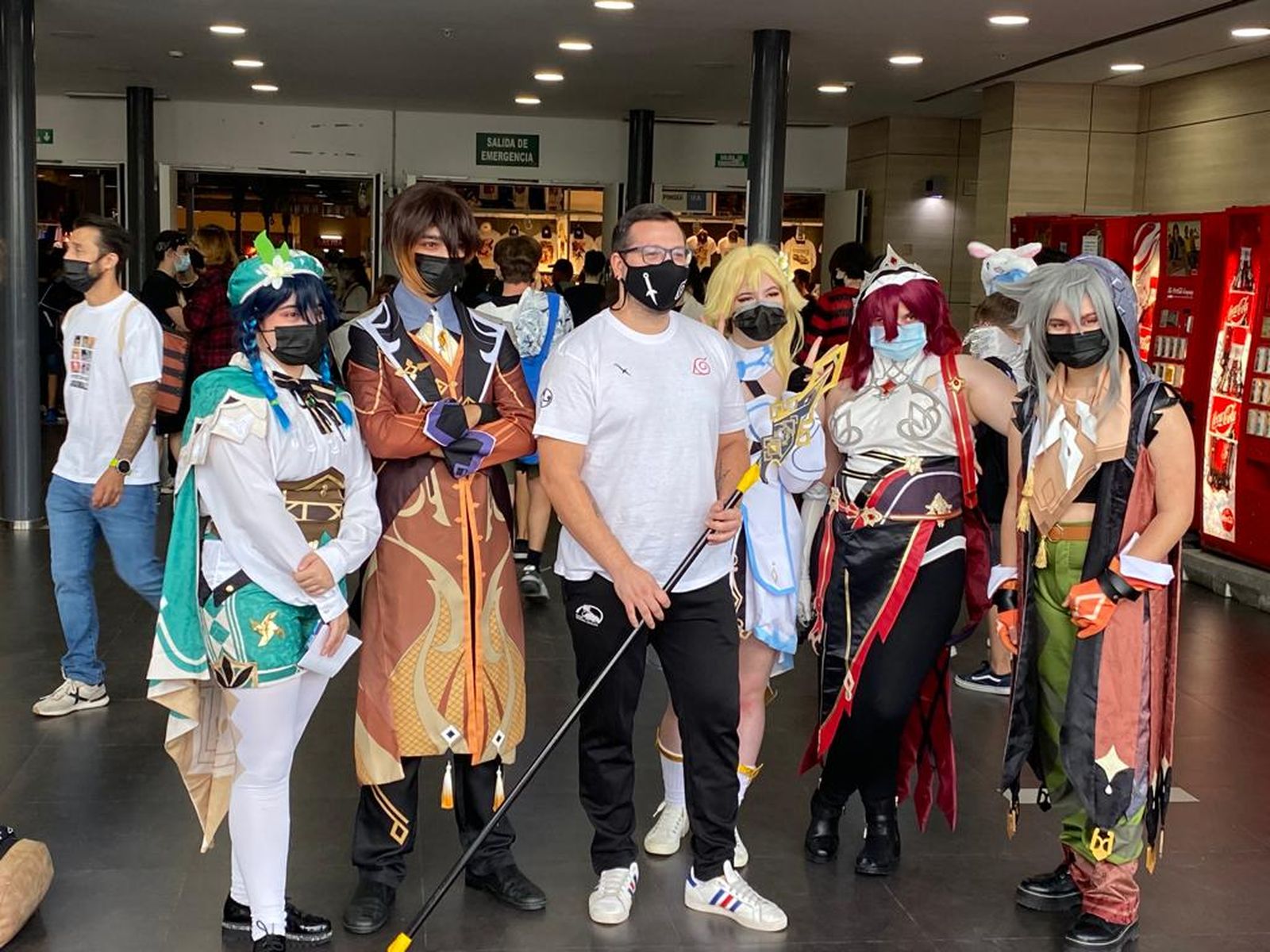 Un grup de joves practica cosplay al Saló del Manga