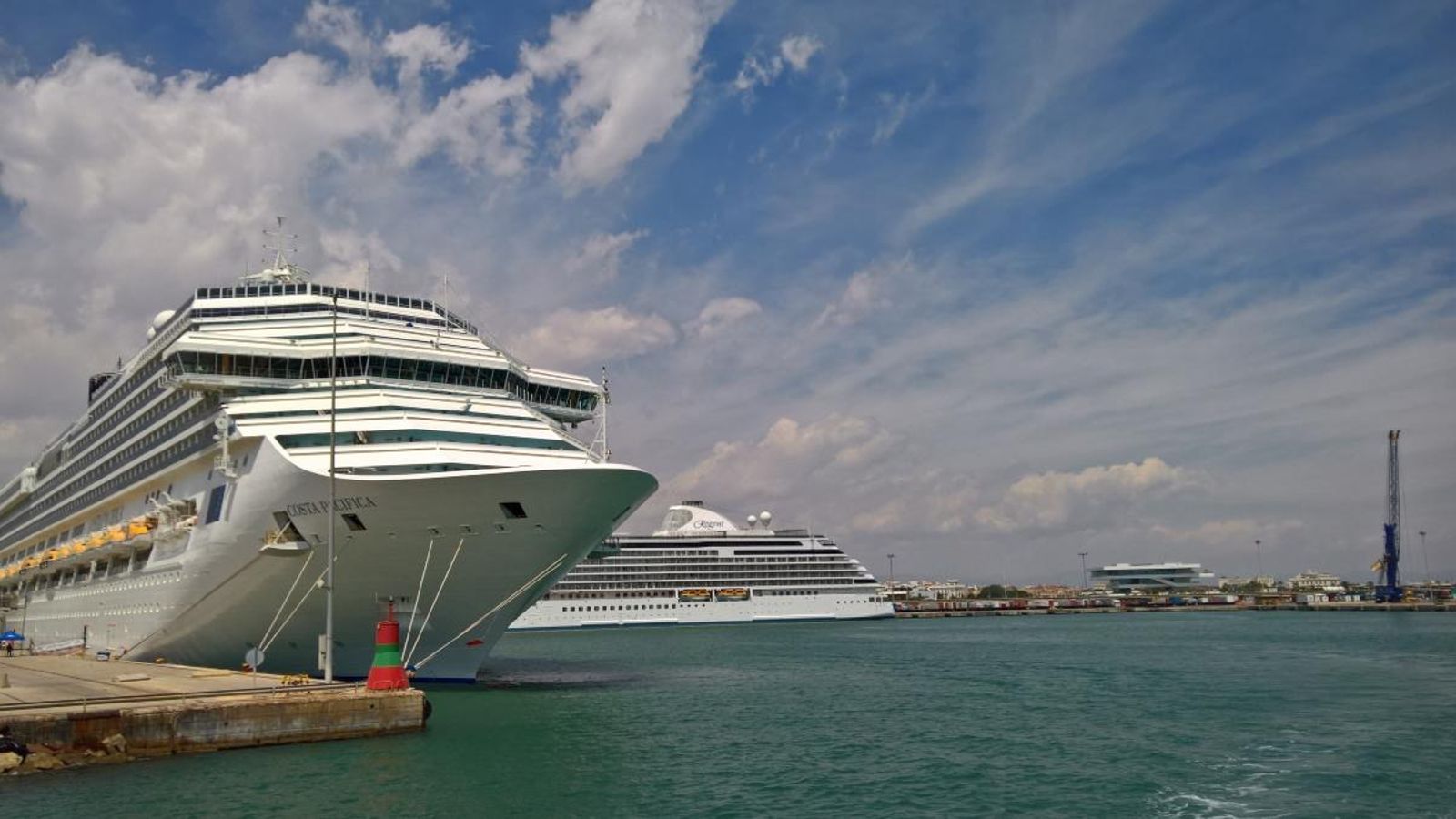 Creuer atracat en el port de València