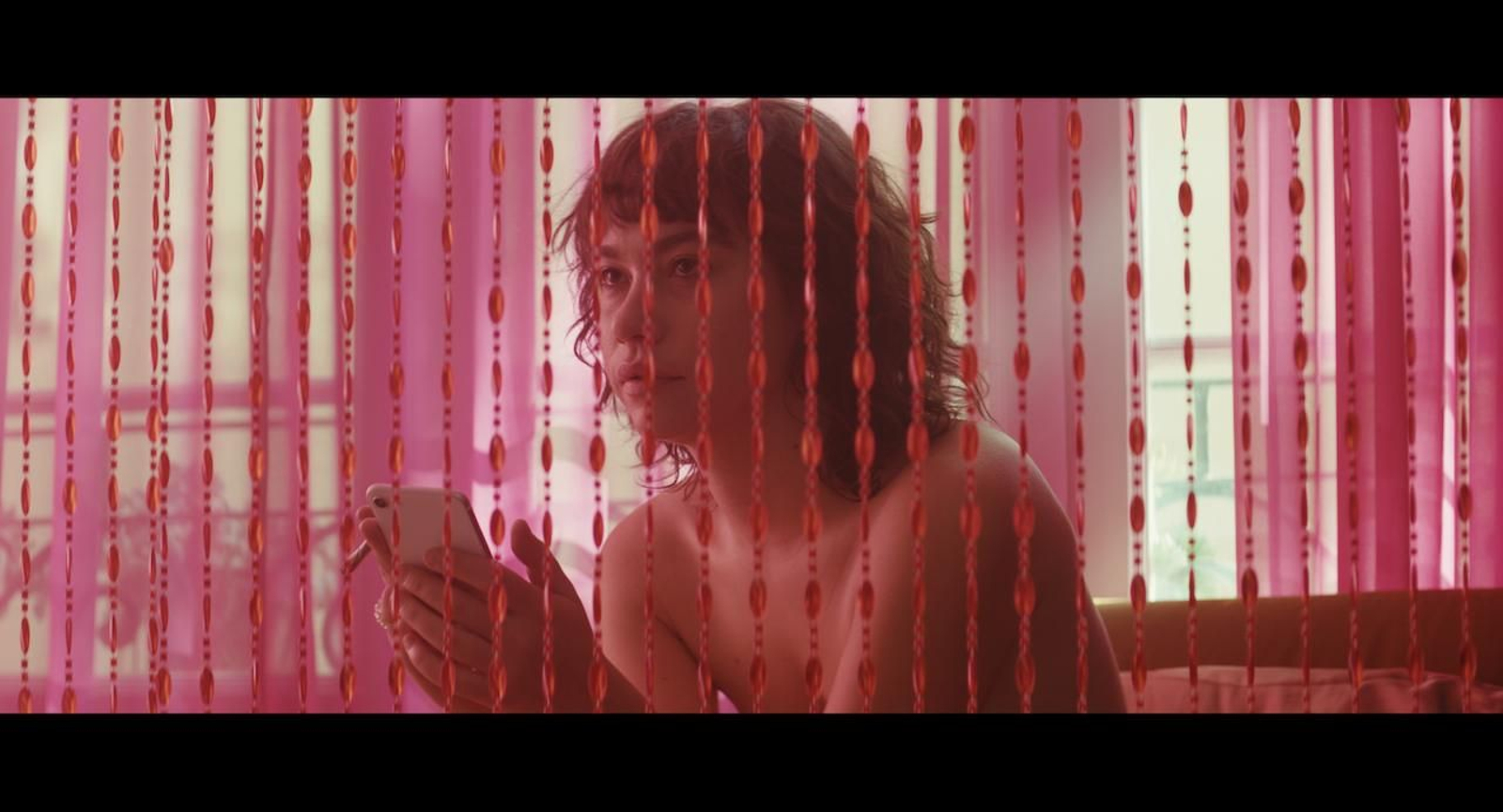 Dirigida per Àlex Lora, 'Unicorns' és el retrat d'una generació que ho vol tot, però que no té res