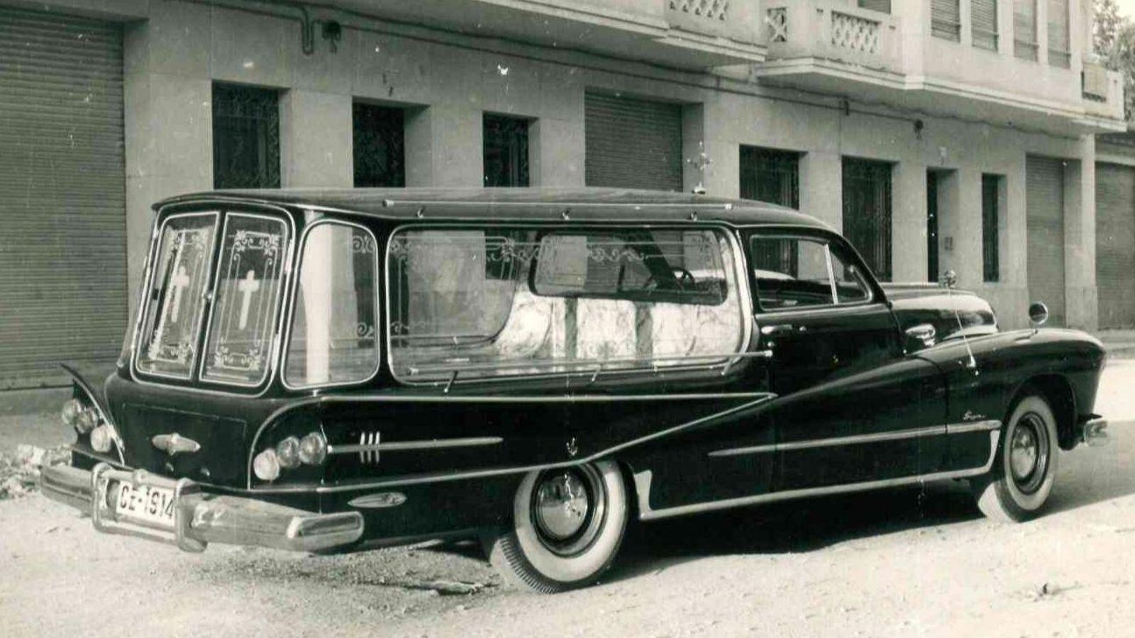 El desenvolupament industrial de Crevillent va portar el consistori a implantar les comitives fúnebres amb vehicles des del 1964