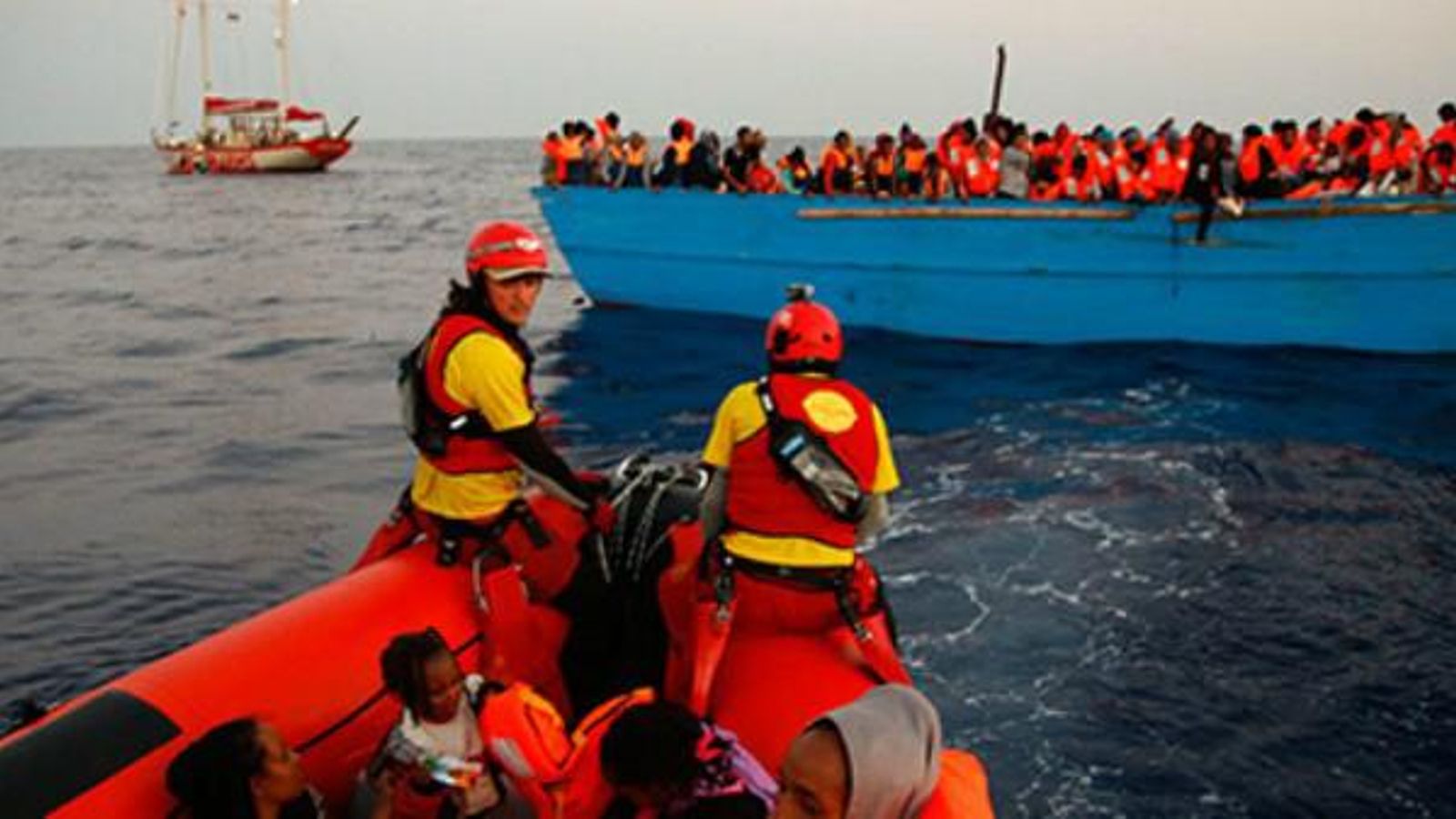 Imatge d'una actuació de Proactiva Open Arms, l'única ONG que rescata immigrants al Mediterrani