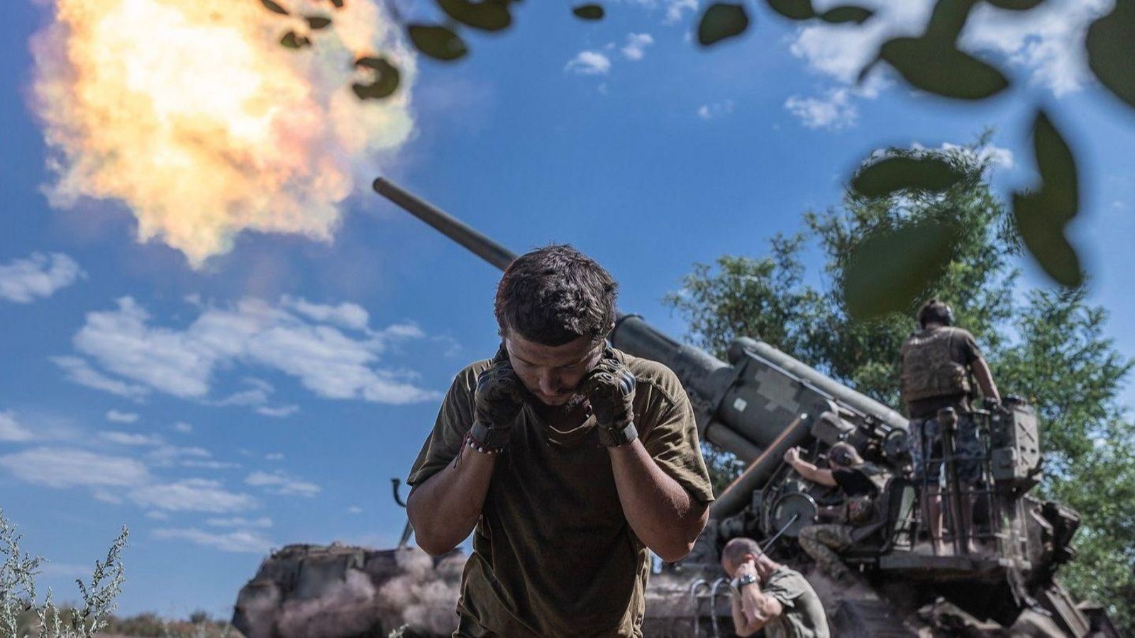 Soldats ucraïnesos disparen armament pesant en el front