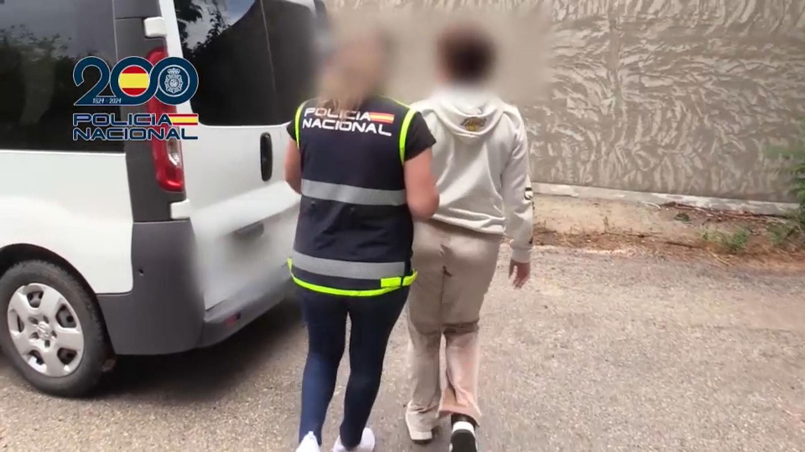 La Policia Nacional amb una de les detingudes