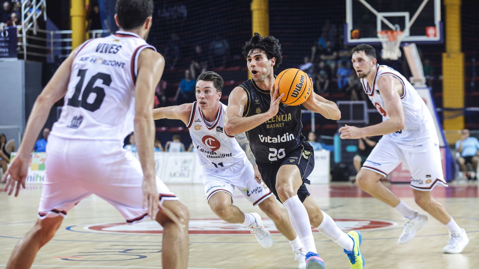 Gonzalo Corbalán, rodejat de jugadors de Casademont Saragossa