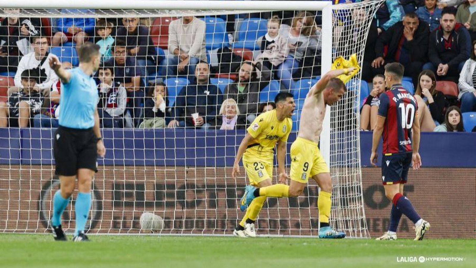 Ortuño celebra el gol davant la fustració de Pablo Martínez