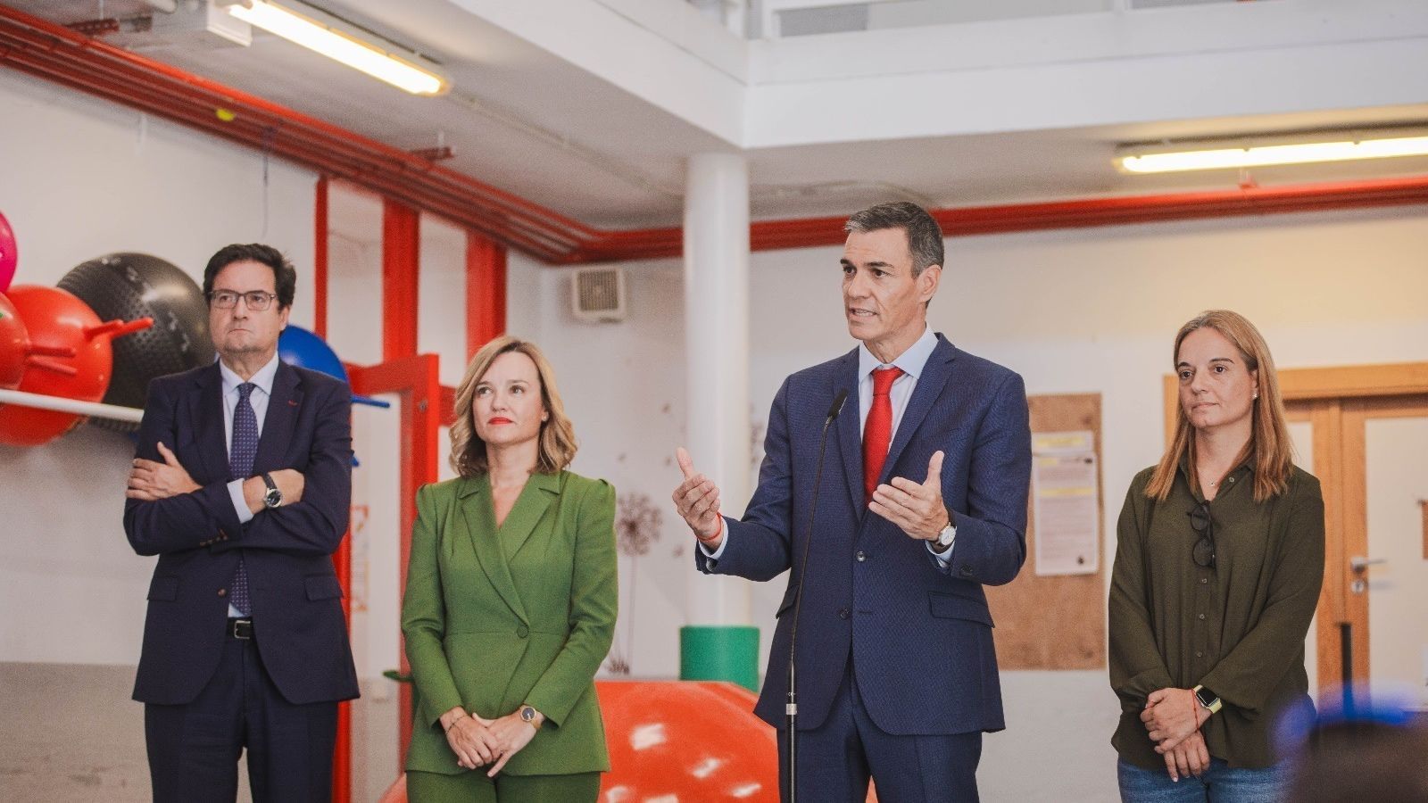 El president Pedro Sánchez amb els ministres Óscar López i Pilar Alegría i l'alcaldessa de Getafe, Sara Hernández, durant la visita a una esocla de Getafe