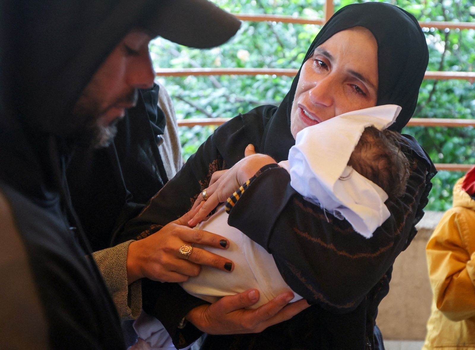 Una mare palestina plora la mort de la filla, Rahaf Abu Jazar, que va morir de fred en un campament de refugiats