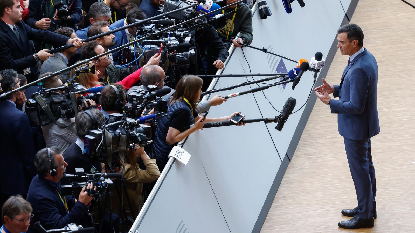 El president del Govern espanyol, Pedro Sánchez, parla amb els mitjans de comunicació mentre assisteix al cim de líders de la Unió Europea a Brussel·les