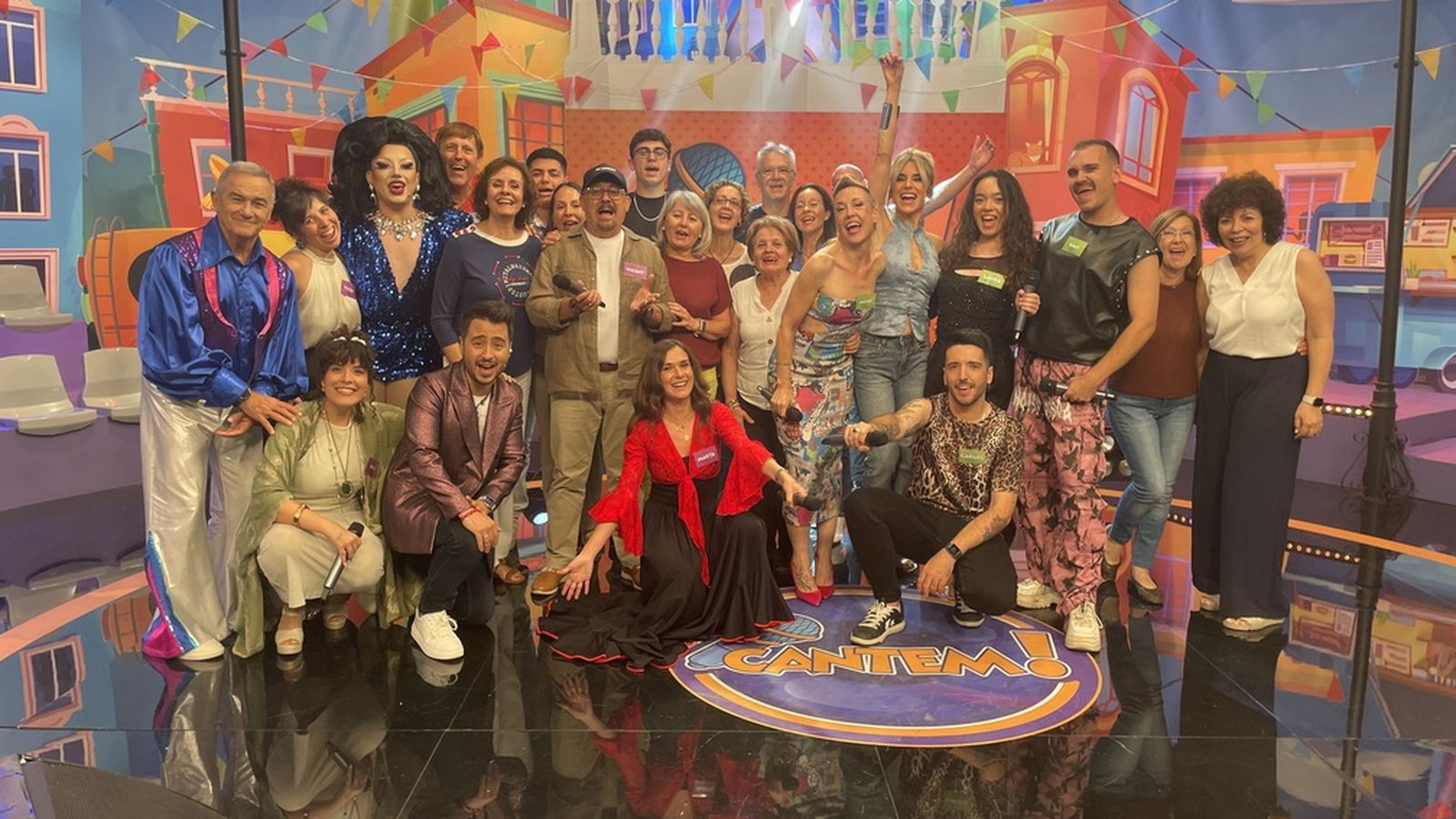 Foto de família a la final de la segona temporada de Cantem!