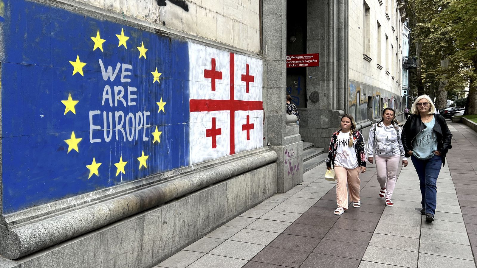 Una pintada amb les banderes de la EU i Gèorgia i el missatge "som Europa"