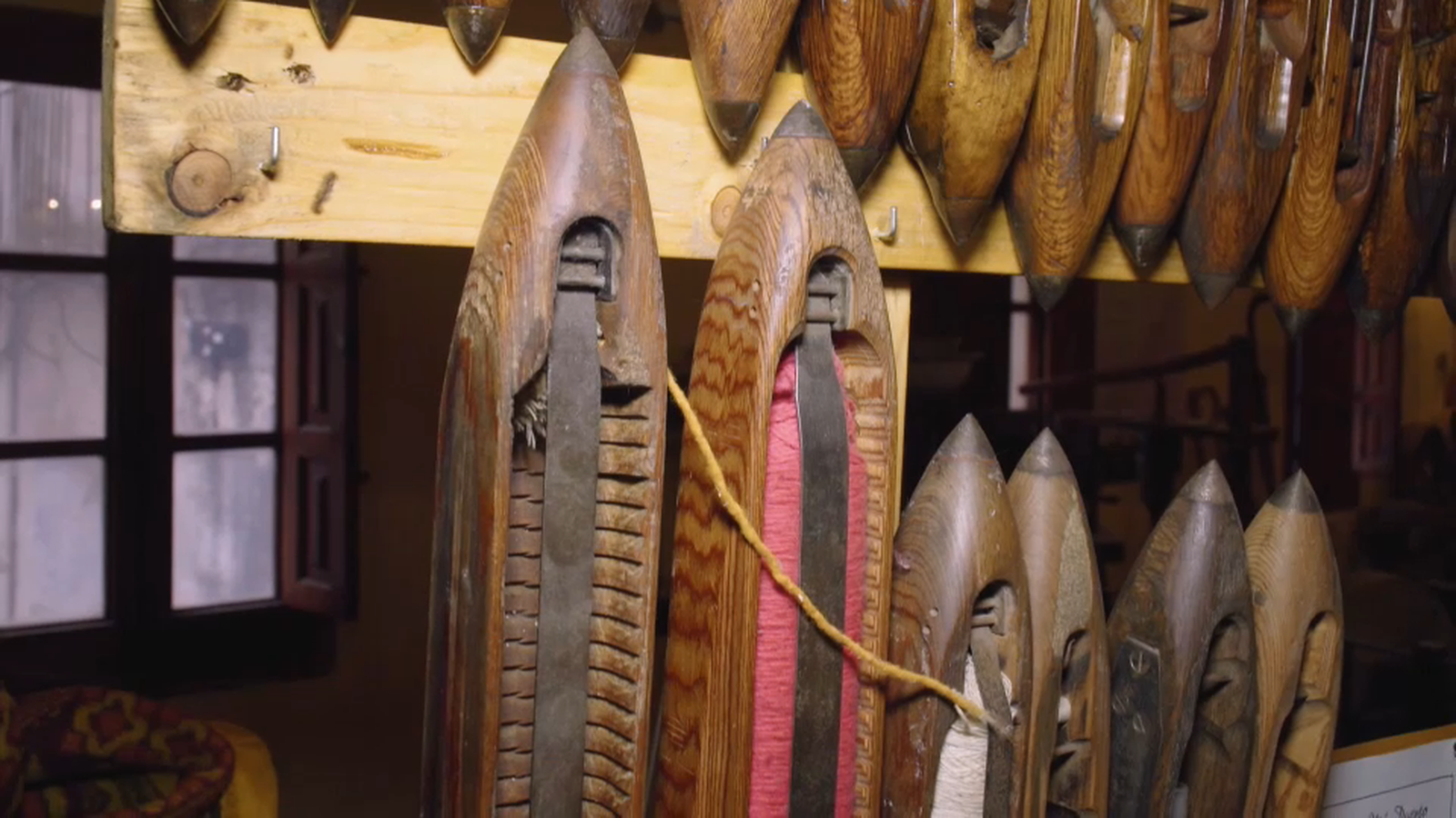 La imatge mostra diverses trames o 'xurros' de fil dins de la llançadora