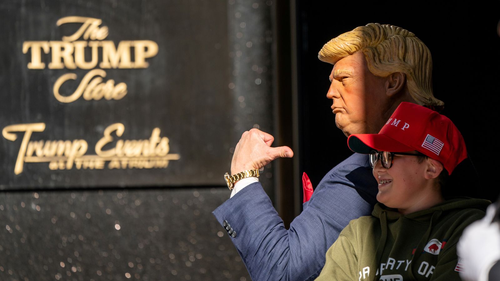 L'imitador de Donald Trump posa amb un xiquet en la Trump Tower a Nova York el passat 17 d'octubre