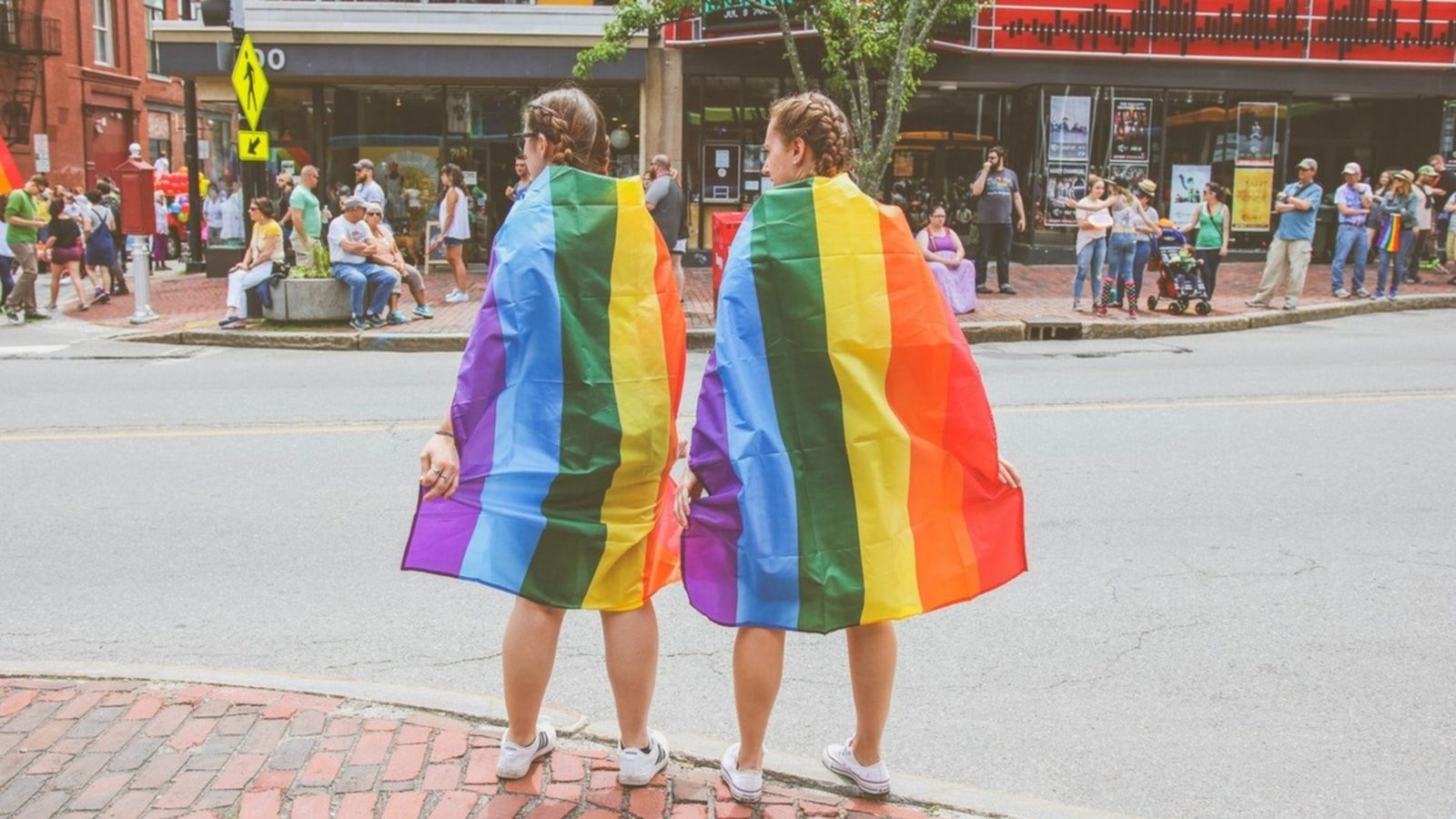 Dos xiques portant banderes LGTBI