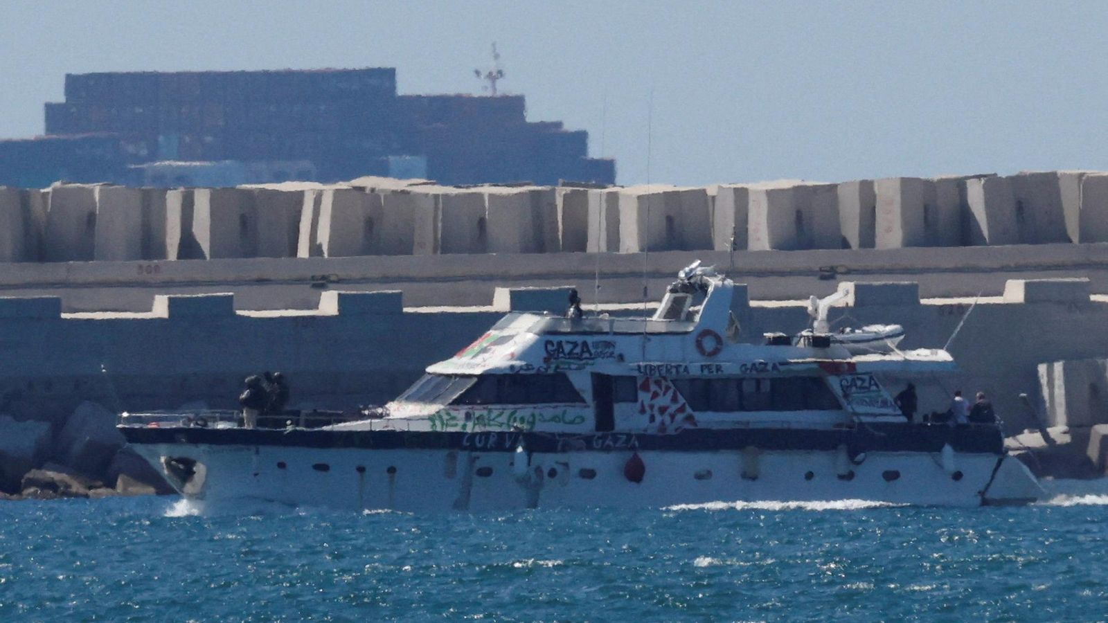 En imatge, una de les embarcacions de la flotilla interceptades, amarrada al port d'Ashdod
