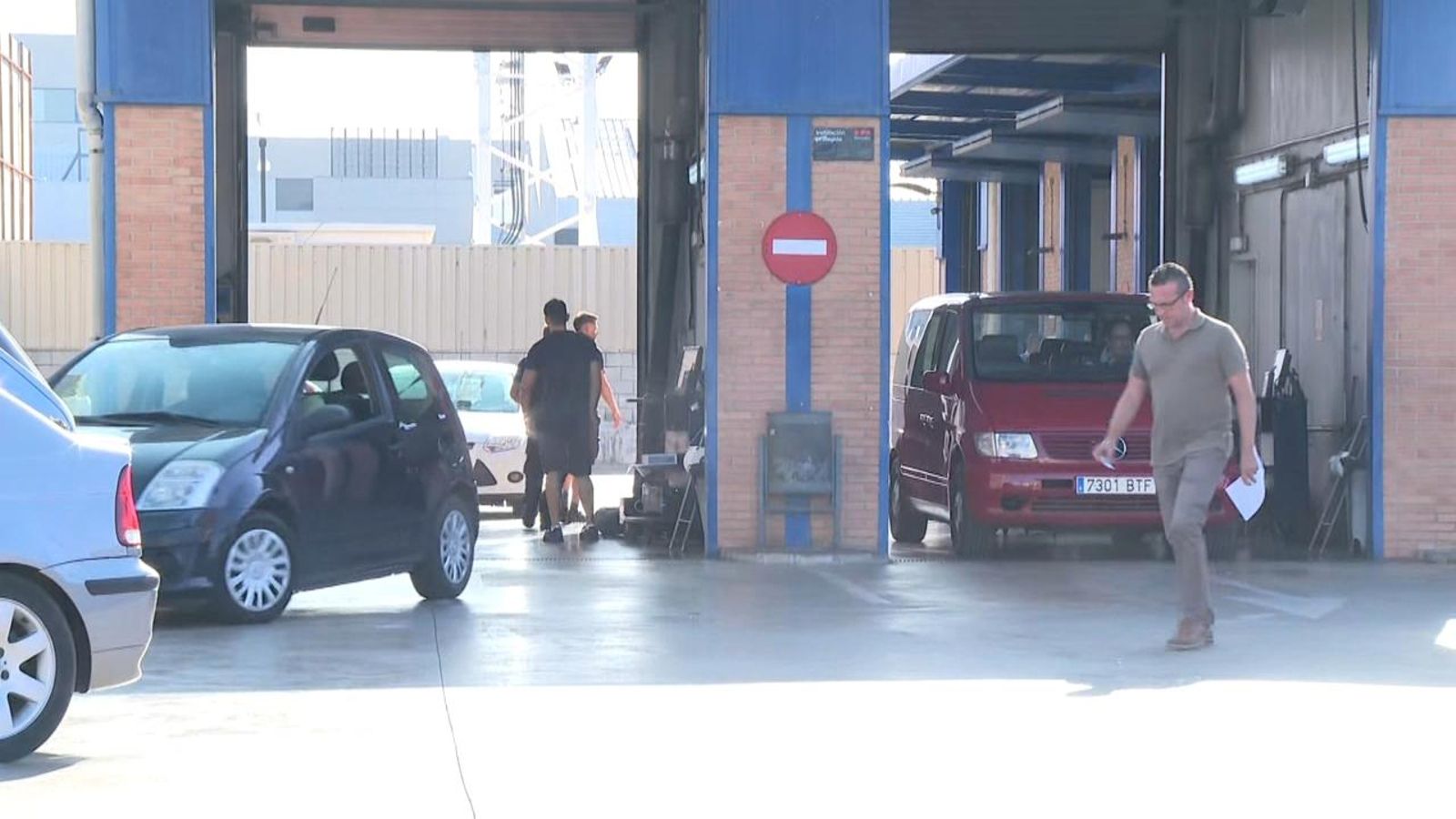 Cada dia més gent matina per a passar la ITV sense cita