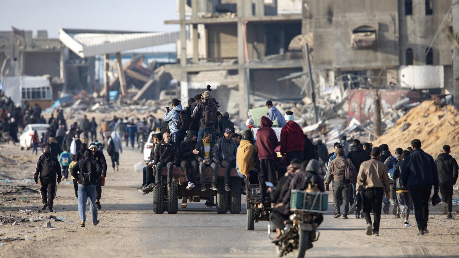 Palestins es dirigeixen a Rafah després d'abandonar les zones pròximes a Khan Yunis, on s'havien refugiat, en el sud de la Franja de Gaza,
