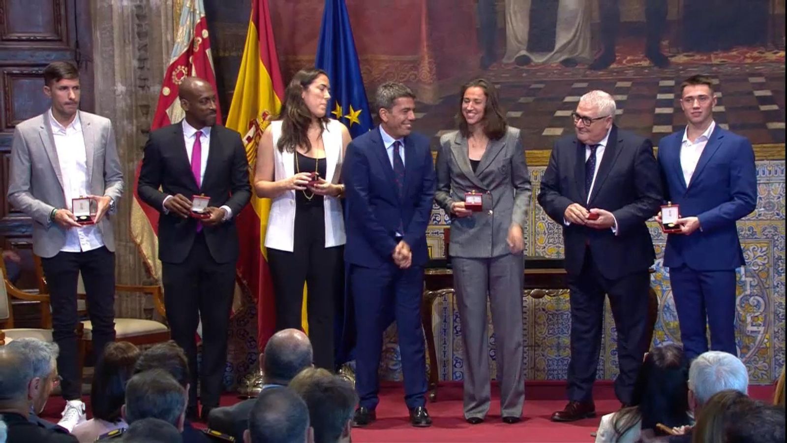 El president de la Generalitat amb el premiats de l'àmbit esportiu, els medallistes olímpics de París